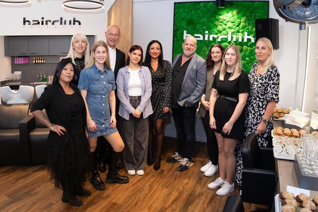 Oliver Maly (Mitte) und sein Team freuen sich über die gelungene Wiedereröffnung des "Hairclub" samt Segnung durch Dompfarrer Toni Faber. | Foto: Hairclub/APA-Fotoservice/Madzigon