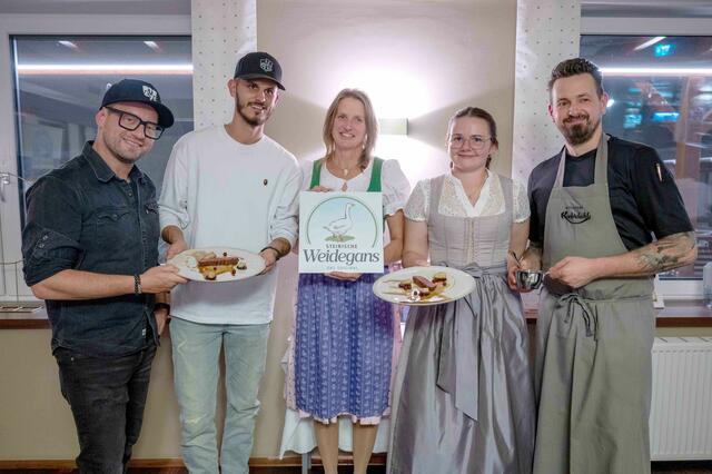 Wegbereiter der neuen Ganslküche: Fleischermeister Robert Buchberger und Neo-Landwirt Nino Sifkovits mit Weidegansobfrau Margit Fritz, Julia Knittelfelder und Daniel Edelsbrunner (v.l.) | Foto: Baumgartner