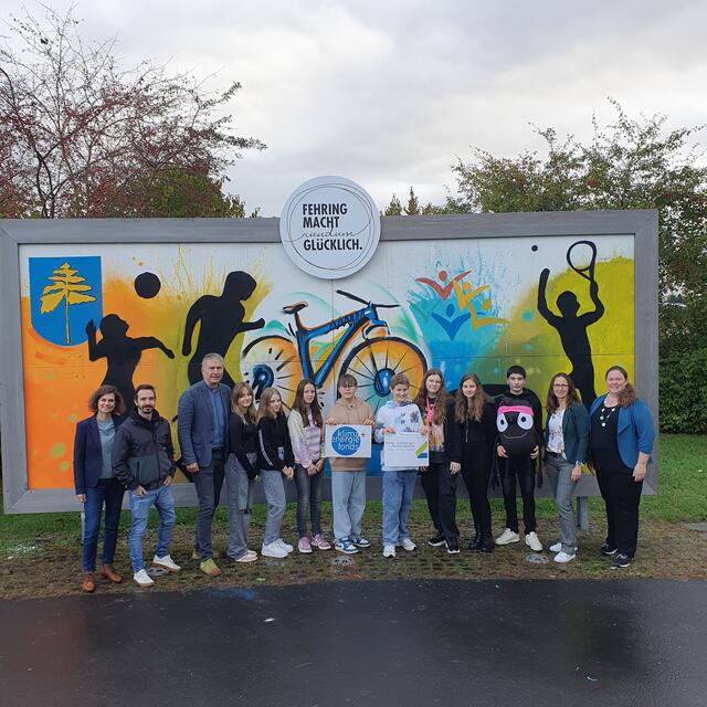Ein Graffiti der Fehringer Mittelschülerinnen und Mittelschüler wertet den Radrastplatz in Fehring auf. | Foto: LEA