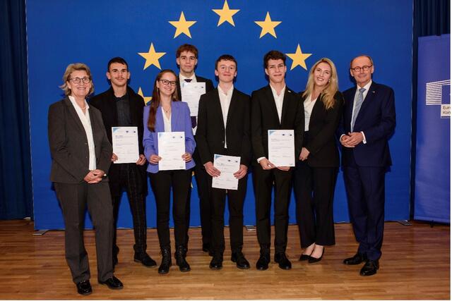 Sigrid Steininger (Bildungsministerium) Dimitri Ribic, Hannah Unterberger, Wiktor Dabrowski, Johannes Oberreiter, Benedikt Magnes und Othmar Karas bei der Verleihung (v.l.nr.) | Foto: Zentrum polis/Foto Horst Dockal