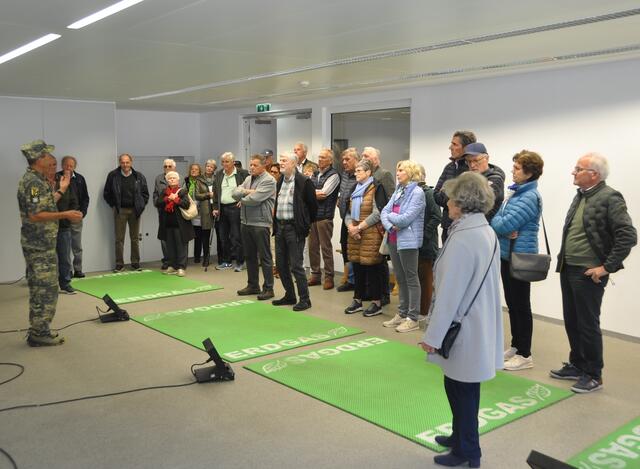 TÜPL-Kommandant Oberst Thomas Abfalter (li.) führte die Gruppe durch den Truppenübungsplatz in Hochfilzen 