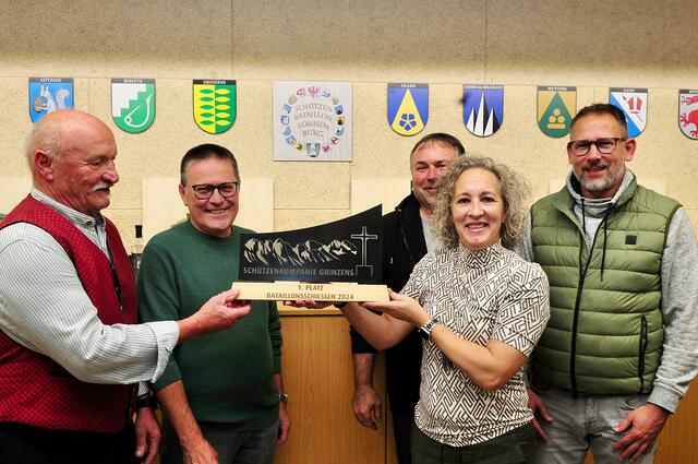 Das sind die Künstler: Sandi und Andre Umlauf, Kunstschlosser Alex Schnell, Holzverarbeiter Klaus Bucher und Hauptmann Helmut Brandner (v.r.) | Foto: Hassl