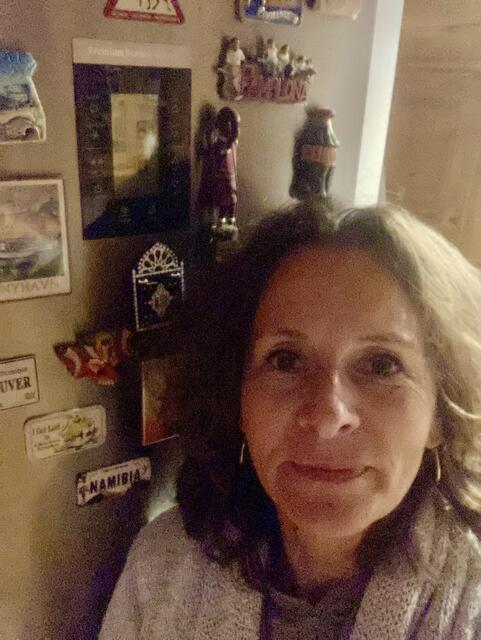 Angelika Büchler nimmt  besondere Magnete aus ihren Urlauben mit und bewahrt sie am Kühlschrank auf. | Foto: Büchler