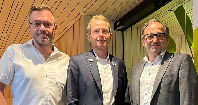 Von links: Geschäftsführer Christian Buchner, Andreas Goldberger und Bürgermeister Johannes Hinterreither-Kern. | Foto: Buchner