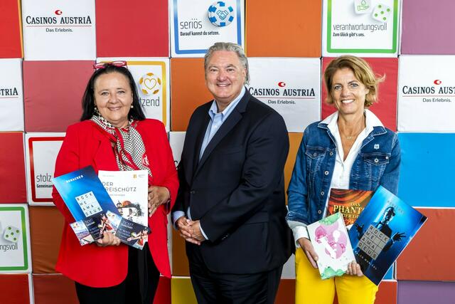 Die Geschäftsführerinnen der Österreichischen Krebshilfe, Doris Kiefhaber (l.) und Martina Löwe, präsentieren gemeinsam mit Casinos Austria Generaldirektor Erwin van Lambaart die Aktion „Glückliche Augenblicke“ | Foto: Achim Bieniek