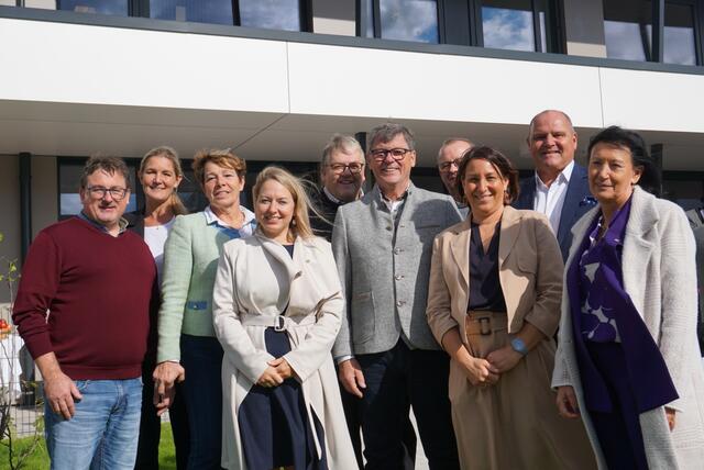 GR Christian Hausenbichl, Irene Eisenhut, GGR Susanne Nagl, Landtagsabgeordnete Silke Dammerer, Vizebürgermeister Manfred Mitmasser, Bürgermeister Peter Grafeneder, Pfarrer Josef Gornicki, Kindergartenleiterin Alexandra Seiberler, Nationalratsabgeordneter Alois Schroll und Kindergarteninspektorin Gabriele Holzer | Foto: Eva Mitmasser