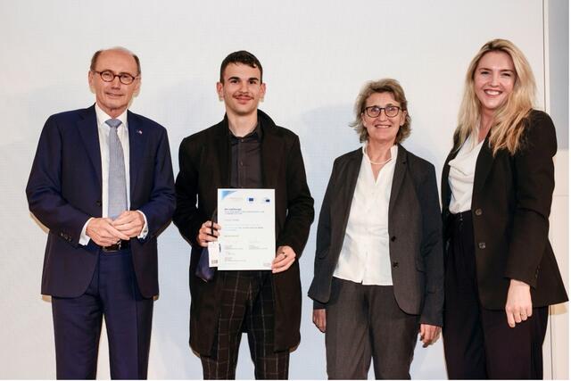 Othmar Karas, Sigrid Steininger (Bildungsministerium) und eine Vertreterin der Europäischen Kommission in Österreich gratulierten Dimitri Ribic. | Foto: Zentrum polis/Foto Horst Dockal