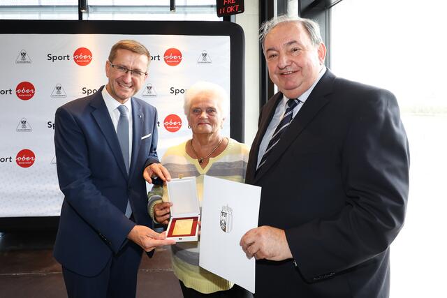 Hermine Erlinger aus Ranshofen erhält den Titel „Konsulentin“. | Foto: Sportland OÖ/Binder