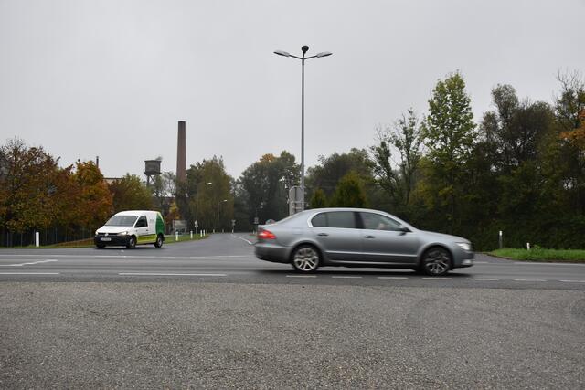 Das Verkehrsaufkommen bei der "Fink"-Kreuzung ist enorm. Ein Kreisverkehr soll Abhilfe schaffen. | Foto: Waltraud Fischer