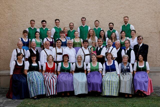 Das aktuelle Gruppenfoto aus dem Jahr 2024 der älteren und jüngeren Generation der VTG St. Martin i.S. | Foto: Alfred Neubauer