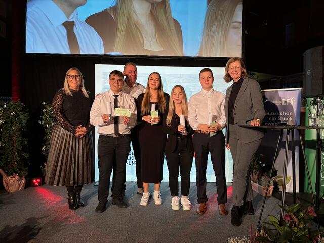 Die Firma Remus ehrte ihre männlichen und weiblichen Lehrlinge. | Foto: Almer