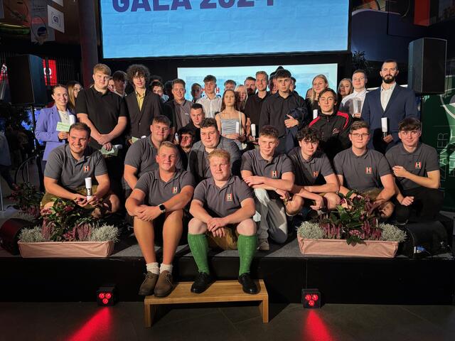 60 Lehrlinge wurde bei der ABV-Lehrlings-Gala im WEZ Bärnbach auf die Bühne geholt. | Foto: Almer