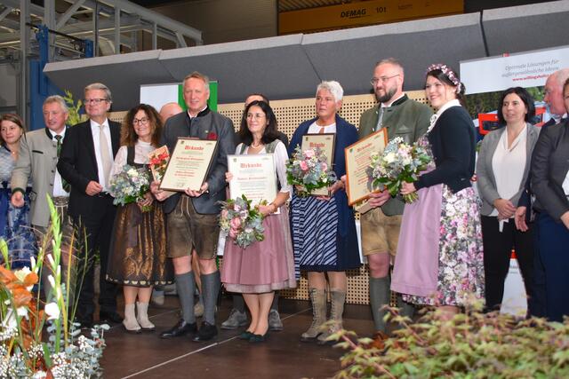 Der Gemeindevorstand überreichte zusätzlich die goldene Ehrennadel  | Foto: MeinBezirk