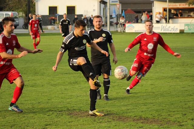 Die beiden Mannschaften lieferten ein energiegeladenes, spannendes Spiel.  | Foto: Angelina Kaiser