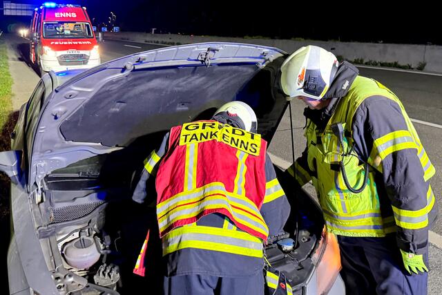 Zur Sicherheit kühlte die Feuerwehr den Motor mit Wasser ab, um eine mögliche Brandgefahr zu beseitigen.  | Foto: FOTOKERSCHI.AT / WERNER KERSCHBAUMMAYR
