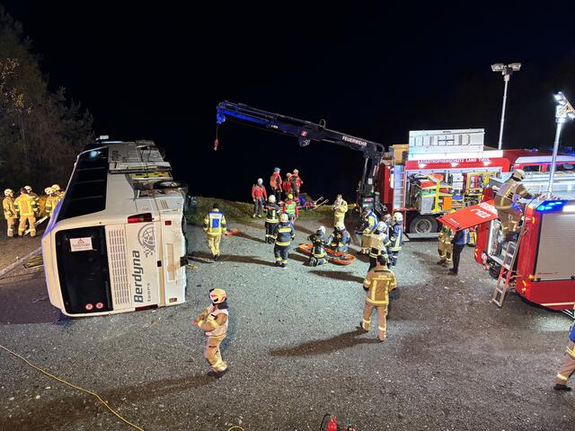 Übungsannahme war unter anderem ein umgestürzter Bus, aus dem eine Reisegruppe geborgen werden musste.