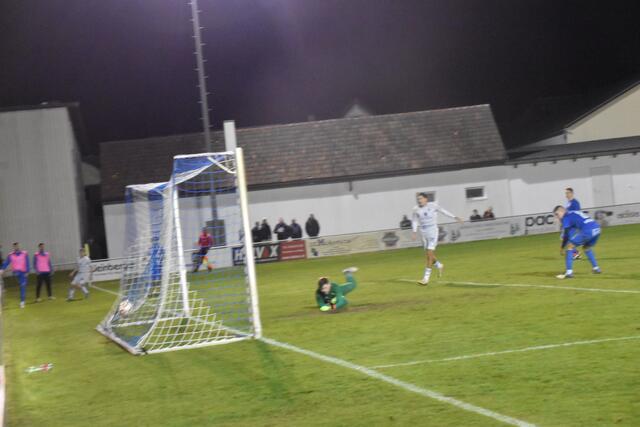 Der Ball zappelt im Netz - 1:0 für Kohfidisch. | Foto: Michael Strini