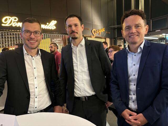 Sparkassen-Vorstand Wolfgang Jöbstl mit zwei Kollegen bei der ABV-Lehrlings-Gala | Foto: Almer