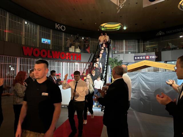 Mit der Rolltreppe kamen die Lehrlinge stilecht zur Gala. | Foto: Almer