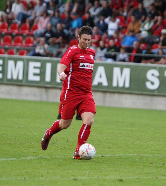 Thomas Scheiber eröffnete für Umhausen den Trefferreigen im Spiel auf der Haller Lend. | Foto: sportszene.tirol/Leitner
