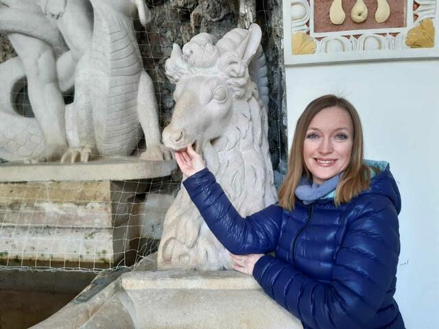 Sabine Rath ist langjährige Fremdenführerin und kennt die vielen Geschichten, aber auch dunkeln Geheimnisse der Salzburger Altstadt. So auch wie der Papagenoplatz entstand oder was es mit der Mozartstatue auf sich hat. | Foto: Sabine Rath