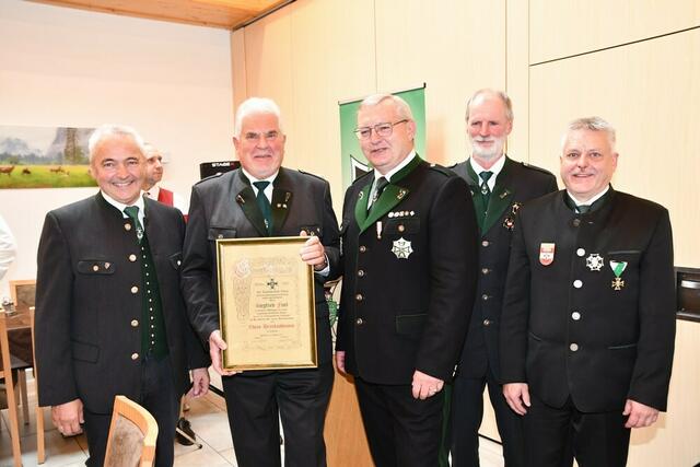 Zum Ehren - Bez. Obmann wurde Muraus Obmann Siegfried Feiel ernannt. Im Bild mit Bgm. Gottfried Reif, BO Manfred Pfandl, BO Stv. Anton Feiel und Manfred Kogler. | Foto: Anita Galler