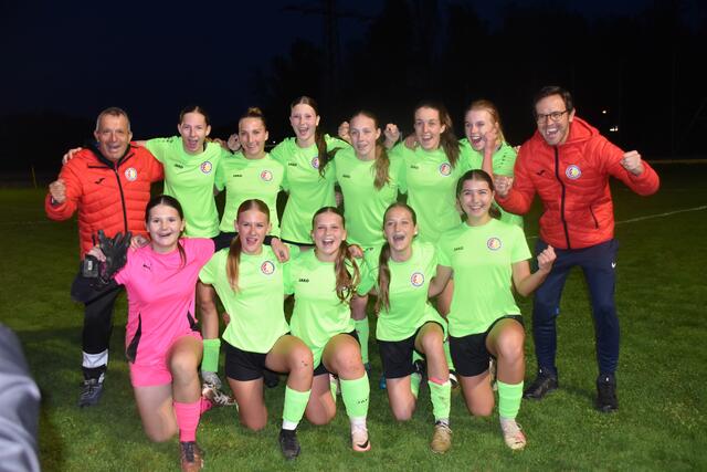 Die U16-Mädels der HAK Stegersbach jubelten mit ihren Betreuern über einen 7:1-Sieg. | Foto: Michael Strini