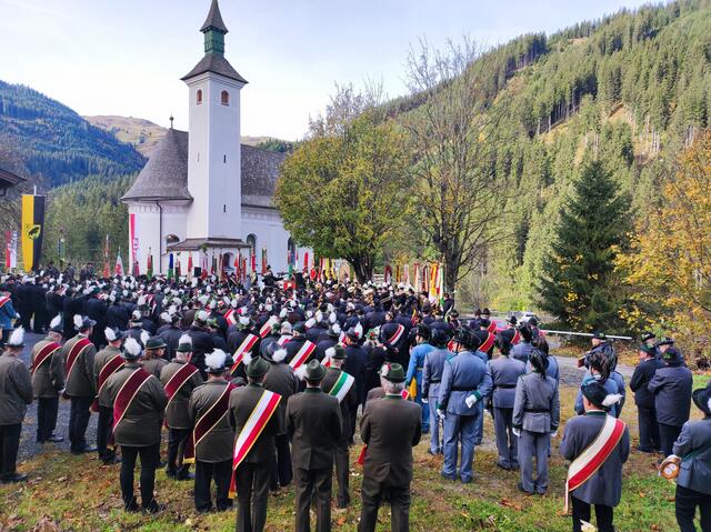 Viele Kameraden aus Tirol und dem Pinzgau kamen wieder zur 102. Gelöbniswallfahrt nach Jochbergwald | Foto: Mühlberger
