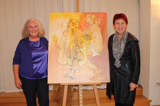 Birgitt Leitgeb, Künstlerin (l.) und Anna Pfleger, Leiterin Haus der Frauen, bei der Vernissage. | Foto: Haus der Frauen 