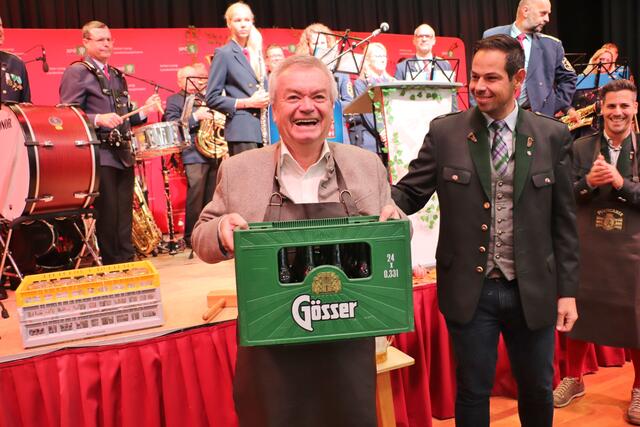 Als Trostpflaster für das Fass Puntigamer Bier beim Anschlag gab es für den Leobner Anton Lang eine Kiste Gösser. | Foto: Edith Ertl
