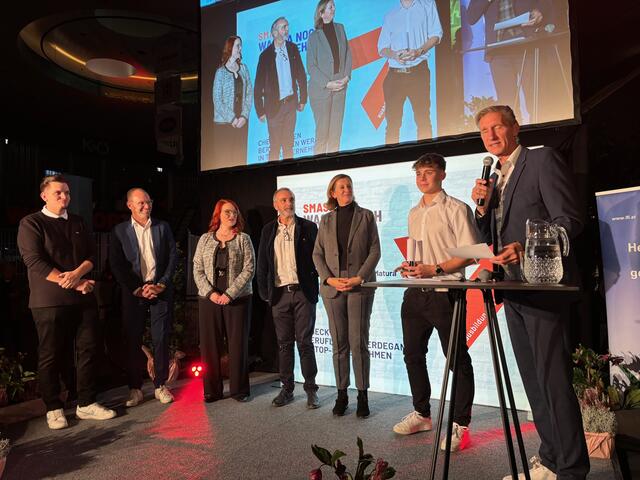 Die Firma Gänsweider kam als erstes auf die Bühne. | Foto: Almer