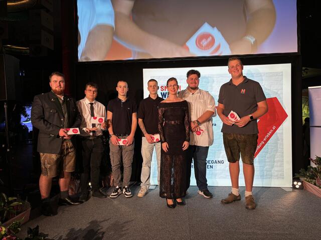 Insgesamt wurden zehnmal 100 Euro WEZ-Gutscheine vergeben. | Foto: Almer