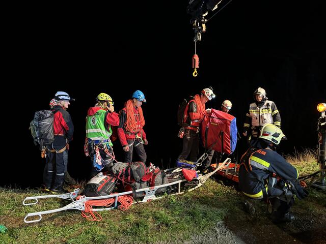 Die Bergrettung musste über steiles Gelände eine Person bergen.