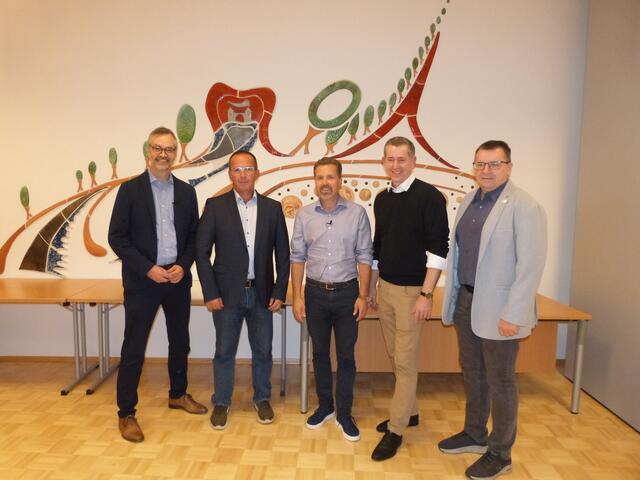 Michael Schneider, Co-CEO und Co-Founder von ECONNEXT, Lackenbacher Bürgermeister Christian Weninger, Jörg Reinold, Chief Information &amp; Digital Officer von Wienerberger, Christian Vlasich, Altbürgermeister von Lockenhaus und Geschäftsführer des BUZ Neutal, Norbert Cserinko, Vizebürgermeister und Gemeindevorstand von Lackenbach. 