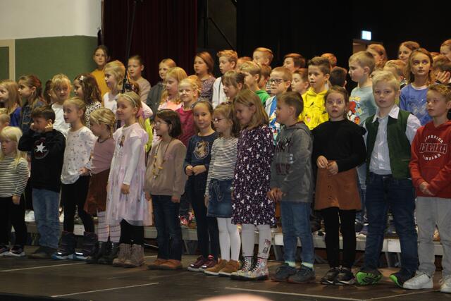 Die Volksschulkinder sangen den Gästen einige Lieder. | Foto: MeinBezirk/Hofmüller