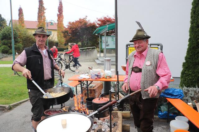 Gefeiert wurde mit Sturm &amp; Maroni, Schwammerlsuppe und Sterz | Foto: Edith Ertl