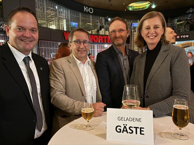 Barbara Eibinger-Miedl und die Bürgermeister Roman Neumann, Johannes Schmied und Bernd Gratzer | Foto: Almer