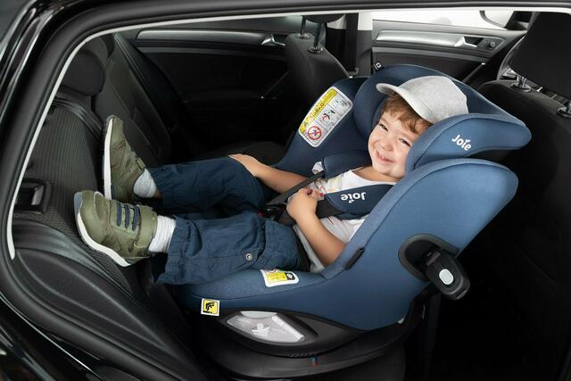 Kleinkinder sitzen oder liegen entgegen der Fahrtrichtung. Kindersitze mit Plattform lassen sich drehen. | Foto: ÖAMTC/Huger