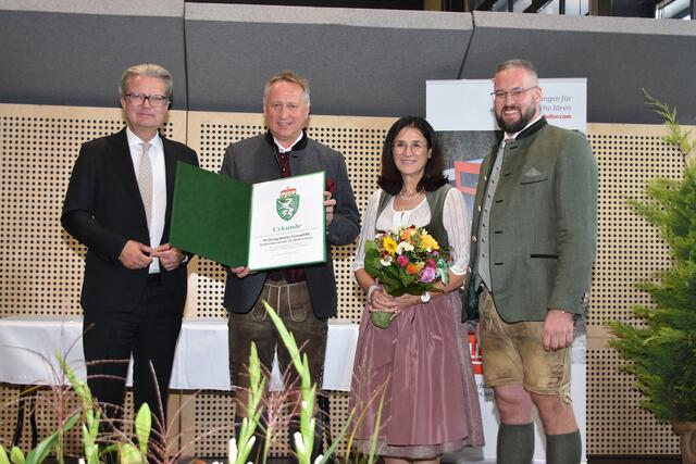 Landeshauptmann Christopher Drexler überreichte Siegfried Willingshofer, Andrea Feichtenhofer und Mathias Willingshofer (v.l.) das steirische Landeswappen. | Foto: MeinBezirk