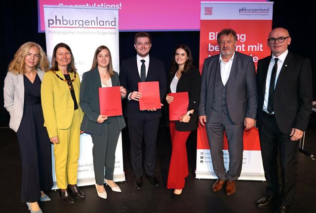 Vizerektorin Eva Gröstenberger, Rektorin Sabine Weisz, Absolventinnen und Absolventen der PPH Burgenland Linda Maria Glück (Primarstufe), Jakob Kancz
(Sekundarstufe) und Anna Schneider (Primarstufe), Bildungsdirektor Alfred Lehner und Vizerektor Herbert Gabriel. | Foto: Private Pädagogische Hochschule Burgenland