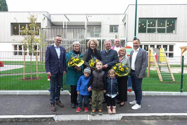 Thomas Kerzan, Bezirkshauptmannstellvertreterin Christa Hammer, Familien-Landesrätin Christiane Teschl-Hofmeister, Bürgermeister Markus Klamminger, Pfarrer Paul Sordyl, Kindergartenleiterin Gerlinde Faltl und Christian Vollkrann mit den Kindern Nikolaus, Valentin und Felicitas. | Foto: Maria Ziegler   