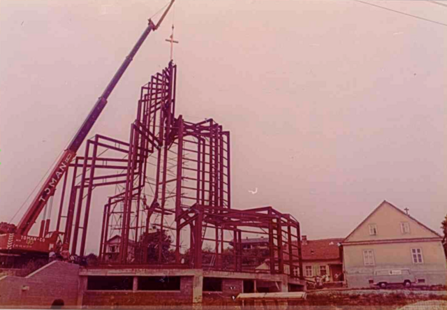 Am 24. August 1973 wurde auf das 28 Meter hohe Stahlgerüst das 5,5 Meter hohe Kreuz gesetzt. Die Weihe der Kirche erfolgte am 26. Oktober 1974. | Foto: Pfarre Stegersbach