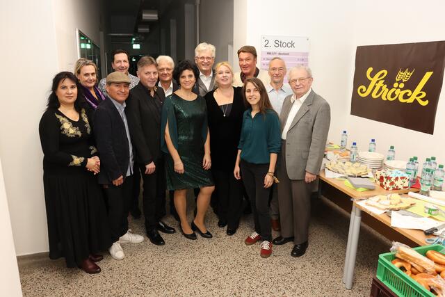 am Foto v.l.n.r.: Tzveta Dimitrova, Daniela Treffner, Xtiam Jurado, Franz Horacek, Hovig Djibian, Andy Warmuth, Salpi Lemke, Gerhard Blaboll, Silke Orecharov, Frederick Greene, Bruno Pisek, Erwin Balcarek. Fotocredit: Kathi Schiffl.