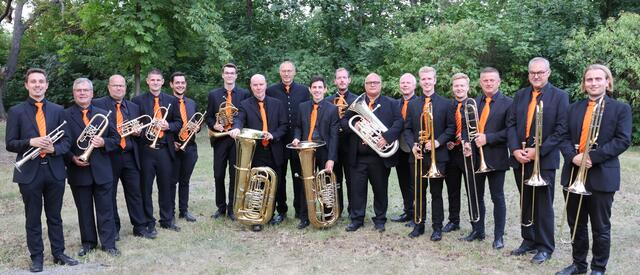 Brass Banda des SBO Retz mit Musikern aus Österreich und Znaim/Tschechien und Dirigent Gerhard Forman (Bildmitte).  | Foto: Musikschule Retz