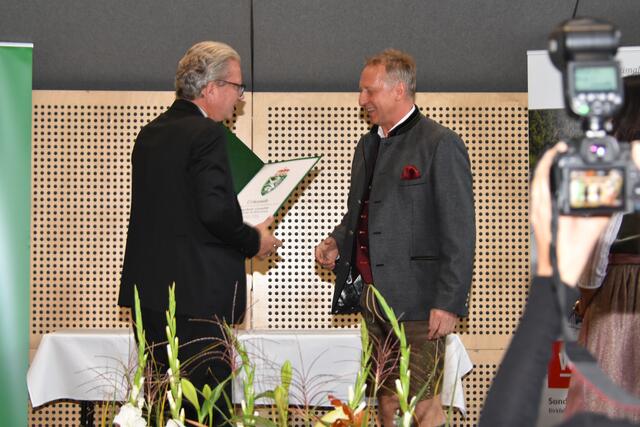 Der Landeshauptmann übergab mit Freude die feierliche Urkunde. | Foto: MeinBezirk