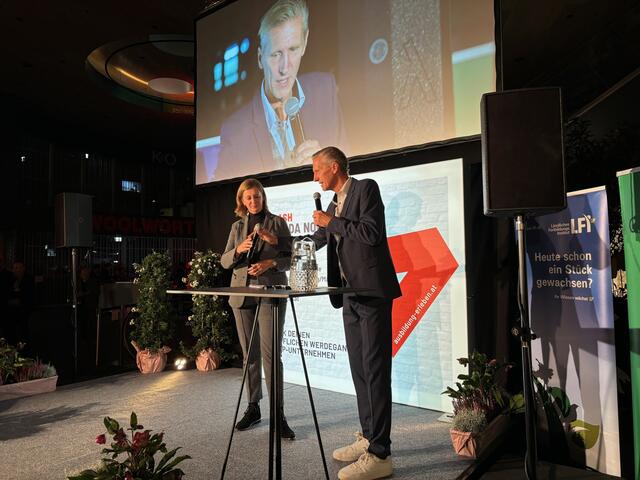 Oliver Zeisberger führte zahlreiche Interviews, hier mit Landesrätin Barbara Eibinger-Miedl. | Foto: Almer