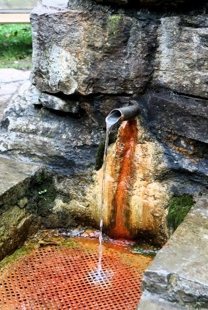 Die rostbraune Färbung wird dem Schwefelanteil im Wasser zugeschrieben | Foto: Langmann