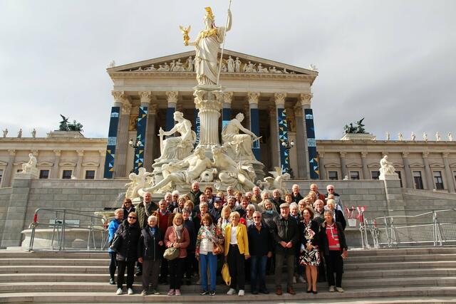 Der Seniorenbund Anif besuchte die Salzburger Bundesrätin Dr.Andrea Eder-Gitschthaler im Parlament und am Abend ging es nach Grinzing zum Heurigen...!
Am 2.Tag stand eine Führung im Stift Klosterneuburg auf den Programm. Mit einem  gemeinsames Mittagessen in der Wachau und der danach folgenden Heimfahrt nach Anif.