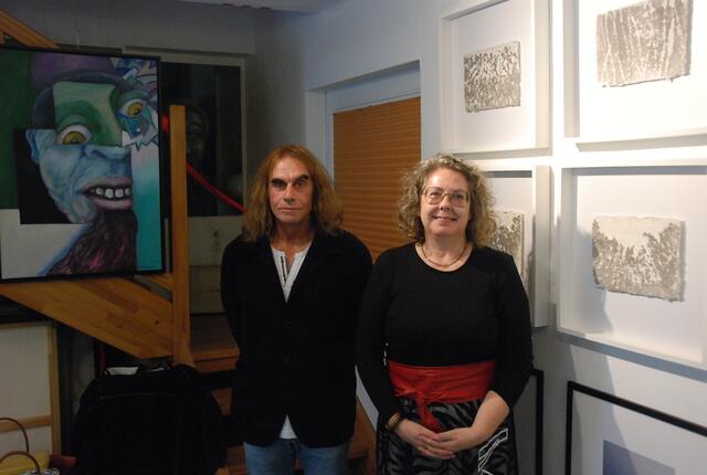 Hermann Hindinger und Silvia Fembek jeweils vor ihren Werken. 