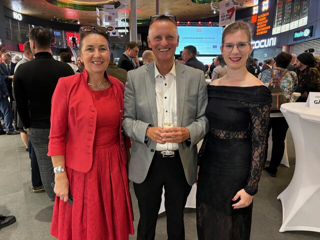 ABV-Obfrau Sonja Hutter-Binder (l.), Vorstandsmitglied Johannes Binder und WEZ-Centerleiterin Nadine Schleifer | Foto: Almer